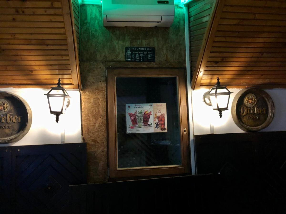 Whole Basemenet Former Pub4 Stag Do/Hen Party Budapest Exteriör bild