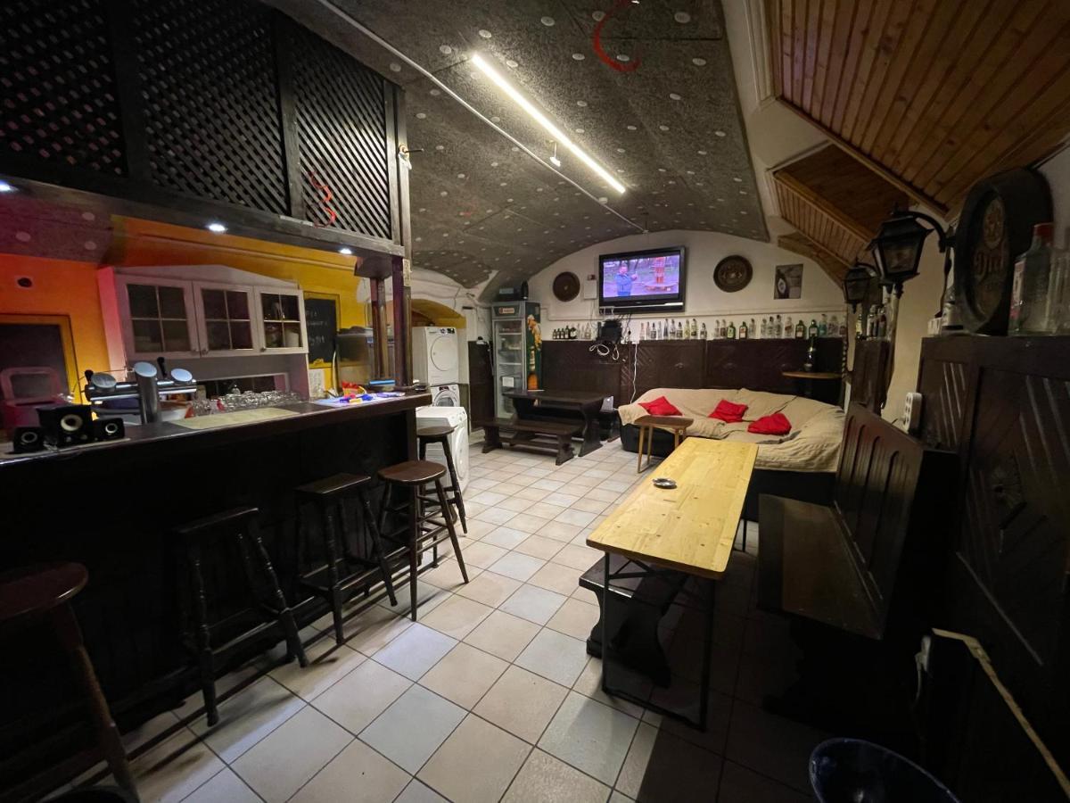 Whole Basemenet Former Pub4 Stag Do/Hen Party Budapest Exteriör bild